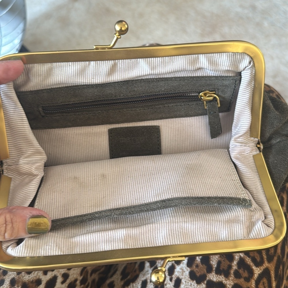 Margot Elegant green genuine Suede kisslock Clutch with Gold Chain - Picture 5 of 12